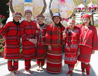 清境義民穿著紅色傳統服飾合照
